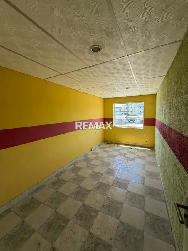 Edificio Comercial en Alquiler: Ubicación Estratégica y Amplios Espacios - 3
