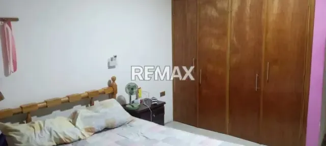En VENTA Hermosa Casa en el Dividive con local comercial, en pleno centro, a una cuadra de la Plaza Bolivar - 2