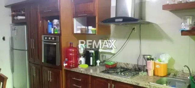 En VENTA Hermosa Casa en el Dividive con local comercial, en pleno centro, a una cuadra de la Plaza Bolivar - 4