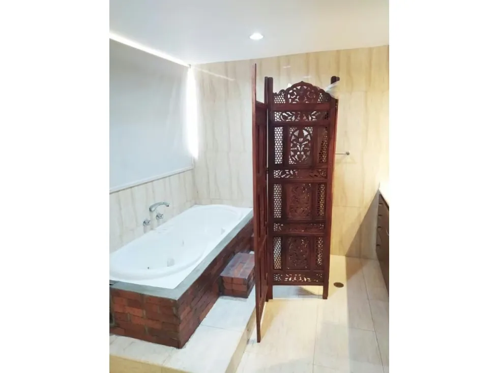 HERMOSA Y AMPLIA QUINTA EN BOSQUE VALLE 800m2 5h/3b/3p - 8