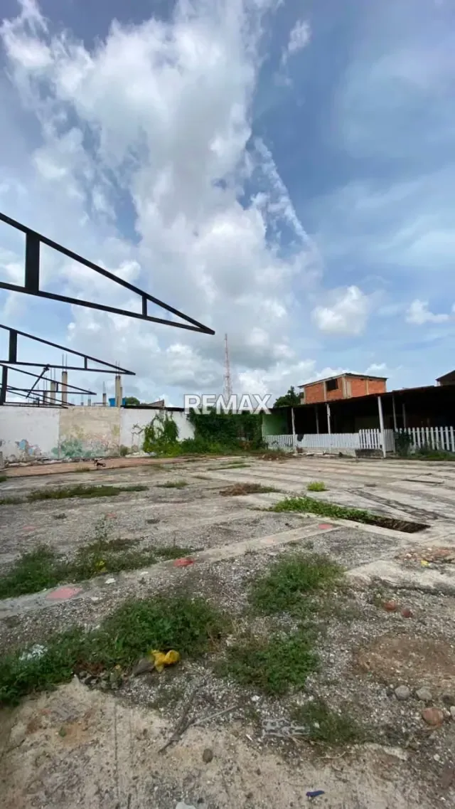 Terreno en venta ubicado en la Av. Venezuela. - 4