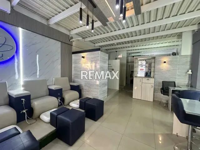 Local Comercial en plena Avenida Ollarvides Ideal para SpaEstetica o Salón de Belleza