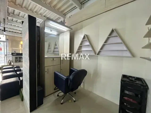 Local Comercial en plena Avenida Ollarvides Ideal para SpaEstetica o Salón de Belleza - 2