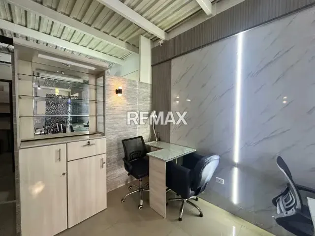 Local Comercial en plena Avenida Ollarvides Ideal para SpaEstetica o Salón de Belleza - 8