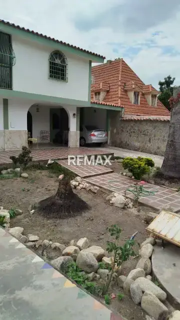 DESCUBRE ESTA HERMOSA Y AMPLIA CASA IDEAL PARA POSADA EN UNA ZONA DE EL LIMÓN CON UN CLIMA ESPECTACULAR DE MONTAÑA , IDEAL PARA CONVERTIRLO EN ALOJAMIENTO TURÍSTICO.