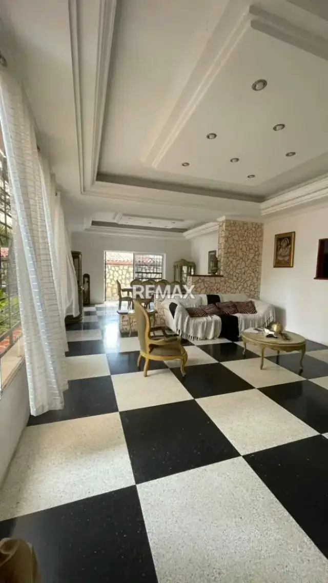 EN VENTA Propiedad Versátil con Gran Capacidad En Santa Elena