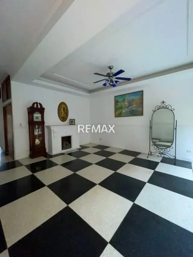 EN VENTA Propiedad Versátil con Gran Capacidad En Santa Elena - 2