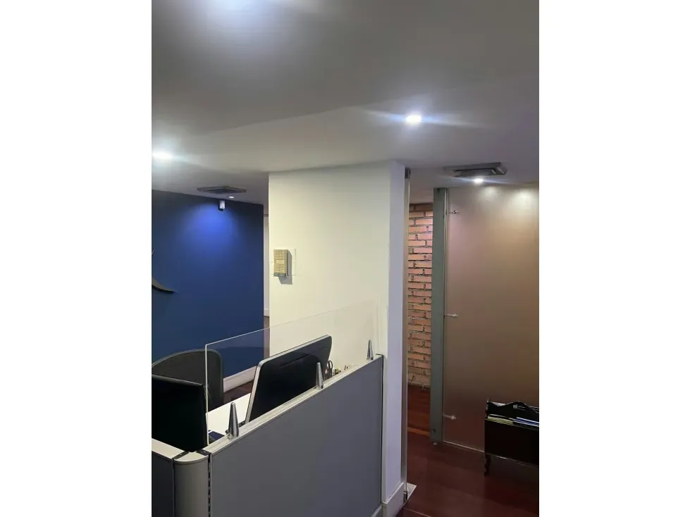Oficina Altamira amoblada.