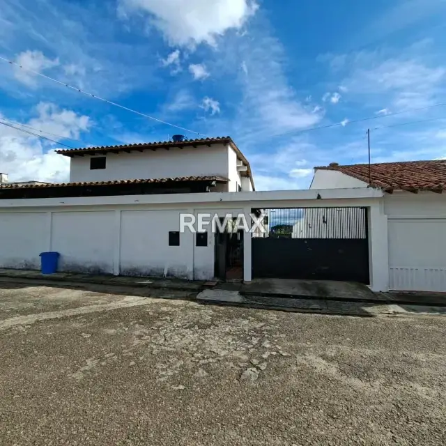 En Venta Bella Casa de 2 Niveles estilo Marroquí en Urb Las Vegas