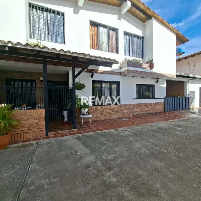 En Venta Bella Casa de 2 Niveles estilo Marroquí en Urb Las Vegas - 2