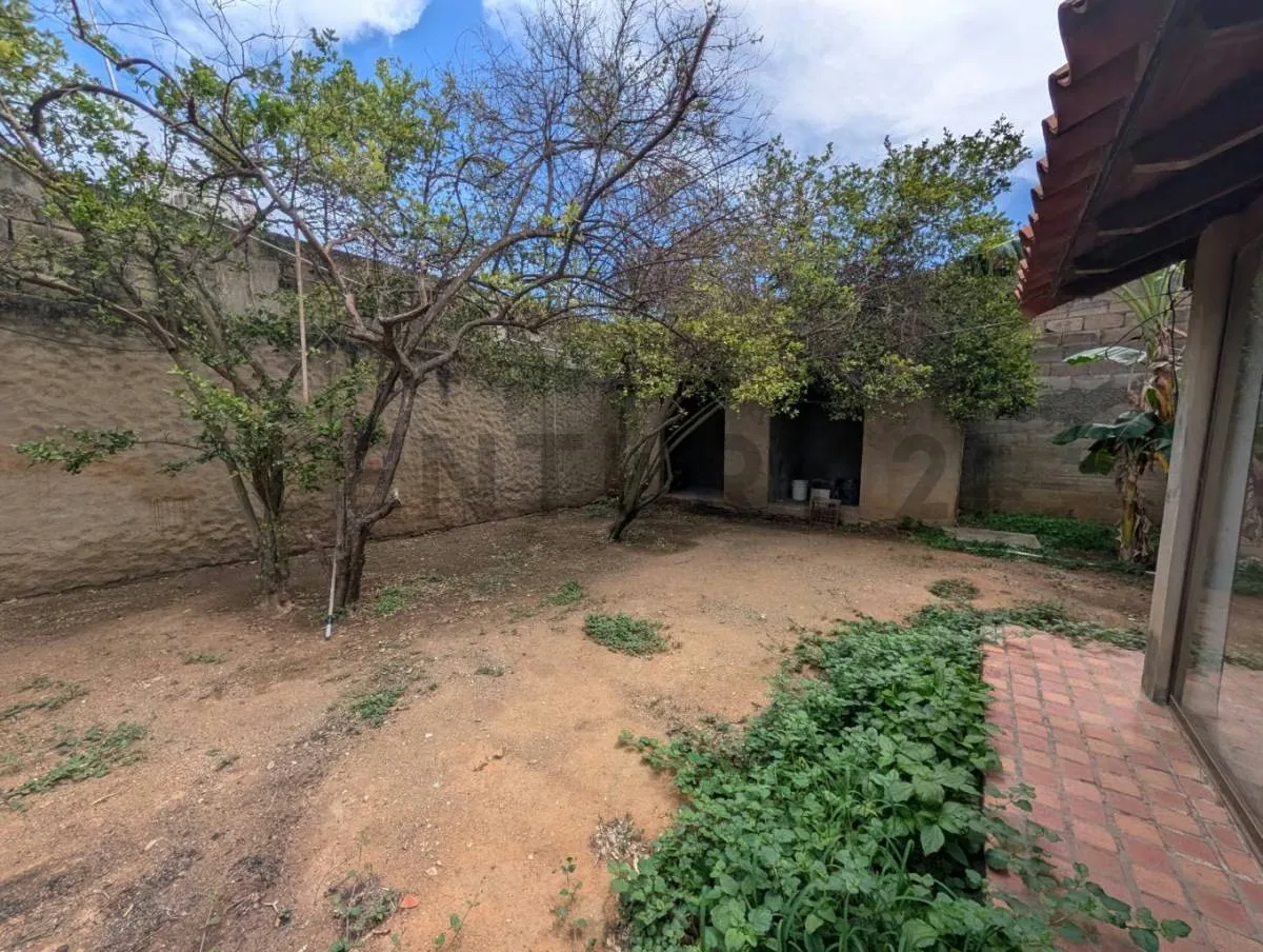 AMPLIA CASA MODERNA DE 2 NIVELES EN EL VALLE, MUNICIPIO GARCIA, PARA REMODELAR - 16