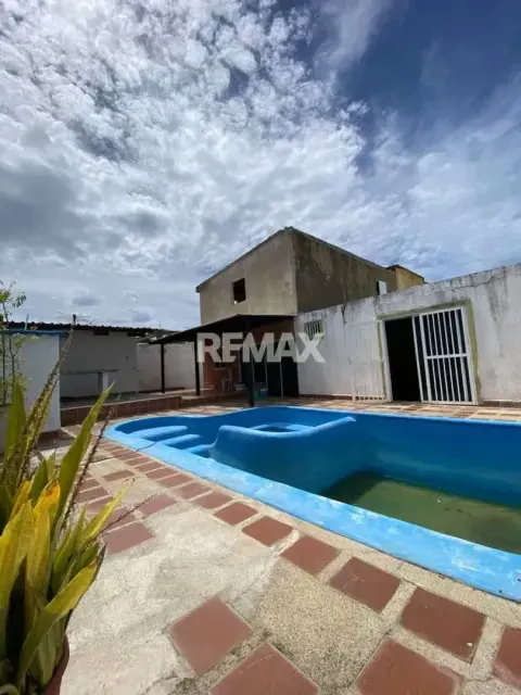 Casa con 4 apartamentos en venta en Maneiro, Isla de Margarita