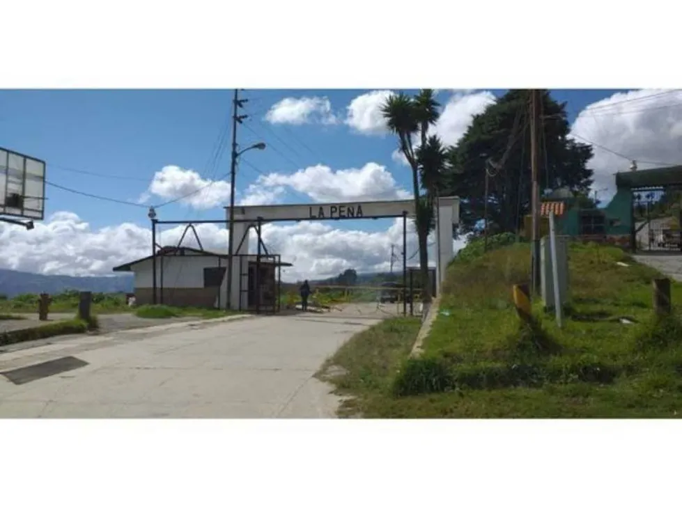 Se vende terreno 872m2 El Junquito 2951