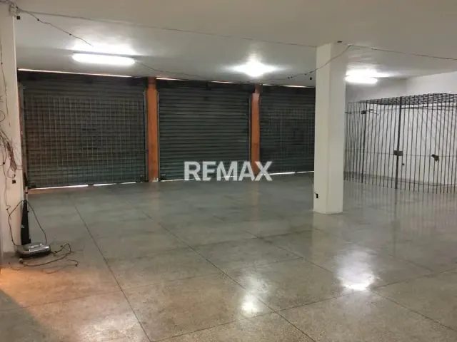 En alquiler local comercial con galpones en av. Francisco de Miranda al lado de estación de servicio la gruta - 3