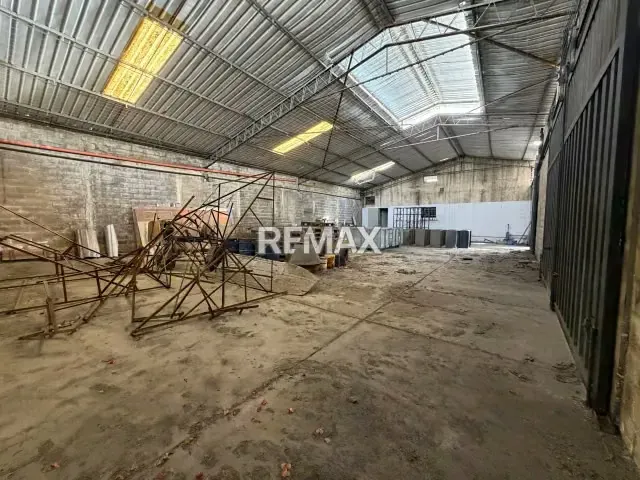 En alquiler local comercial con galpones en av. Francisco de Miranda al lado de estación de servicio la gruta - 9