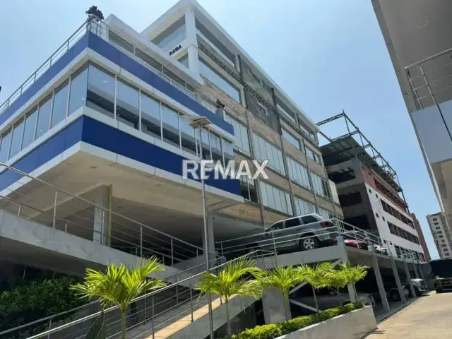 SE ALQUILA OFICINA EN LECHERIA CENTRO EMPRESARIAL MODERNO