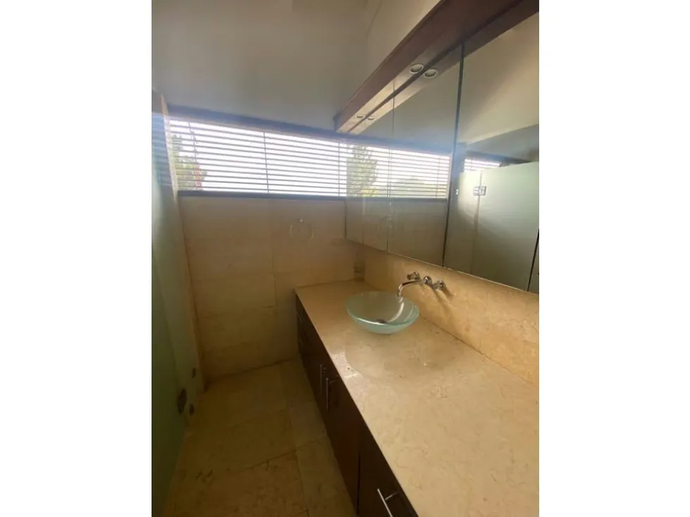 Se vende casa 680m2 4h+2s/7b/10p Cerro Verde 4377 - 24