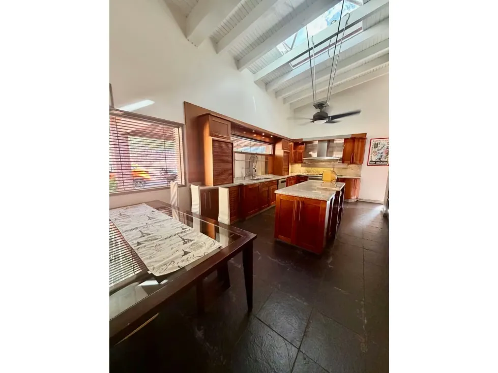 Se vende casa 680m2 4h+2s/7b/10p Cerro Verde 4377 - 62