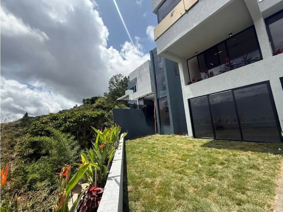 Casa de Lujo a Estrenar• Los Naranjos• Vista Franca al Avila• 720m2 - 3
