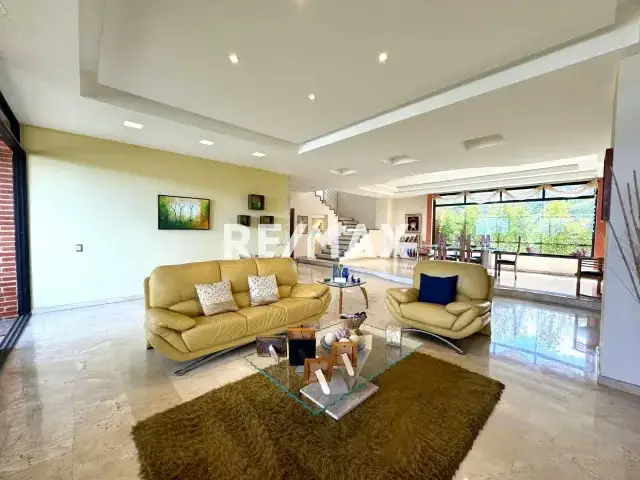 Venta Activa PH La Tahona 600 m2, 6H,8B,5E,1M.Pozo. Negociable