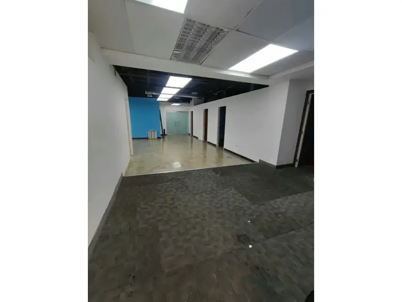 Se alquila local 360m2 Torre de la Castellana 6200