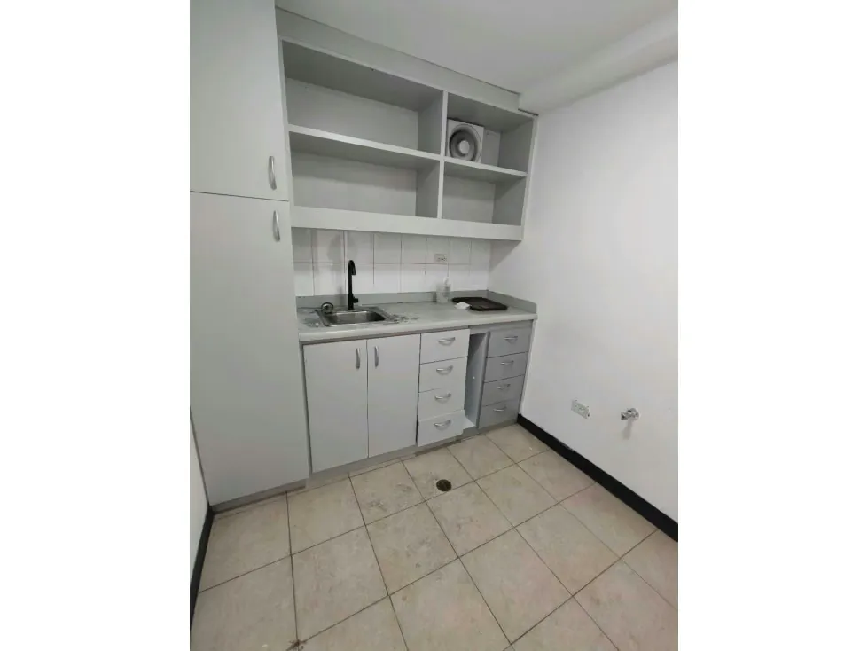 Se alquila local 360m2 Torre de la Castellana 6200 - 2