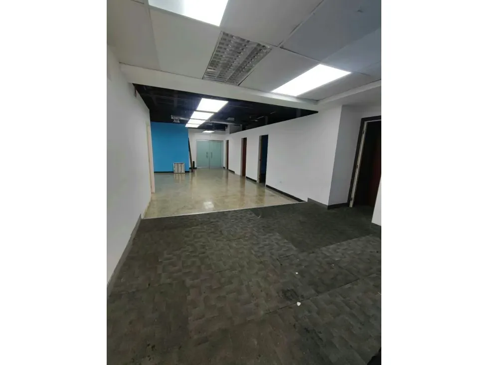 Se alquila local 360m2 Torre de la Castellana 6200 - 4