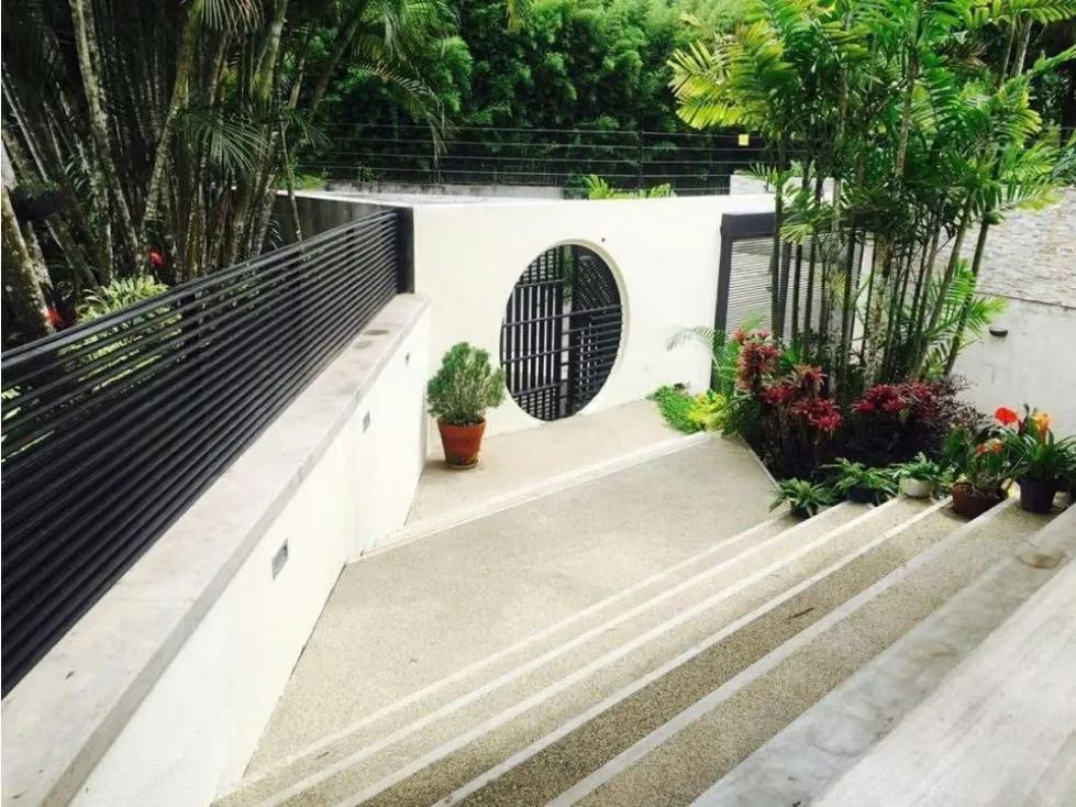 Vendo casa 750m2 4h/8b/10p La Lagunita 4371 - 2