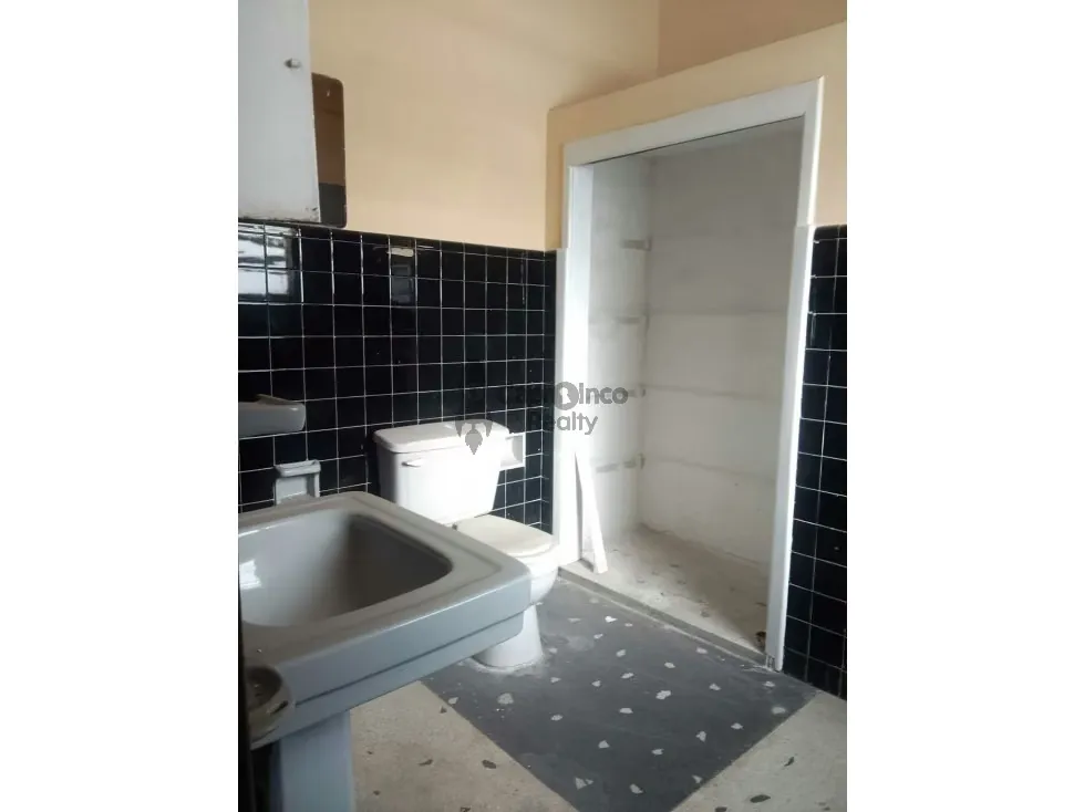 Se vende excelente terreno comercial con casa cerca d éxito Av Bolivar - 14