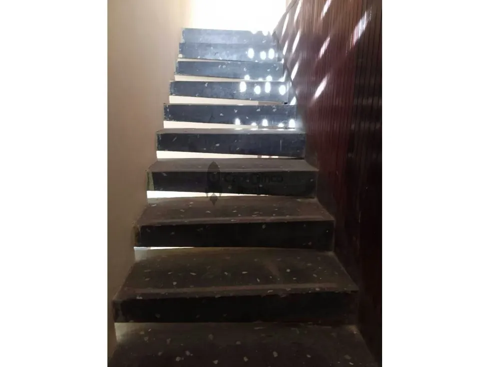 Se vende excelente terreno comercial con casa cerca d éxito Av Bolivar - 15