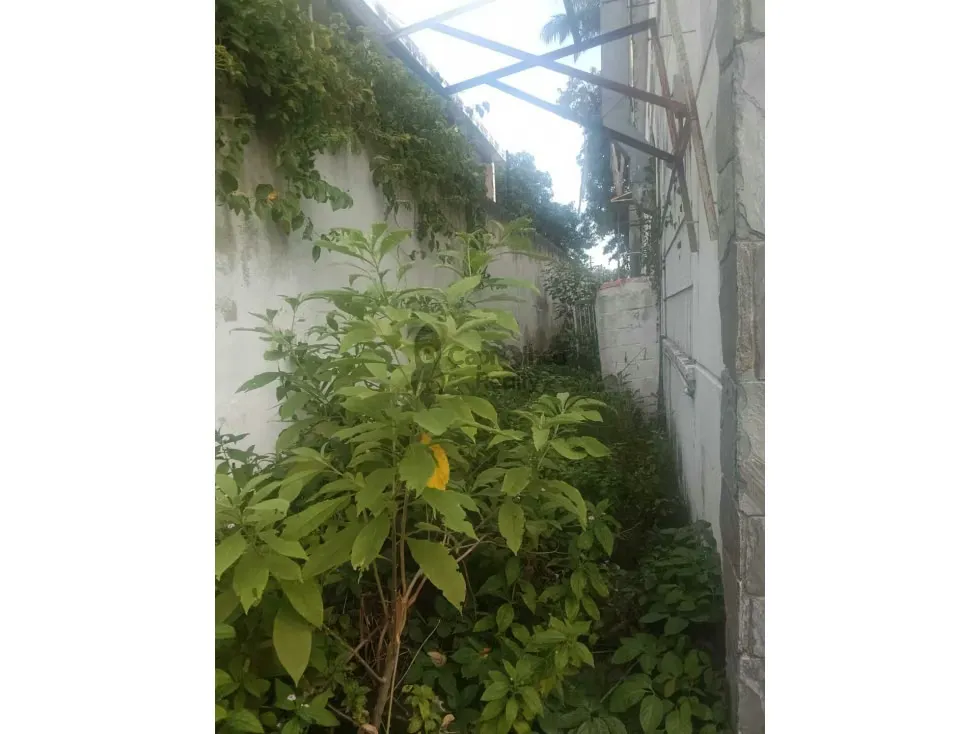 Se vende excelente terreno comercial con casa cerca d éxito Av Bolivar - 20