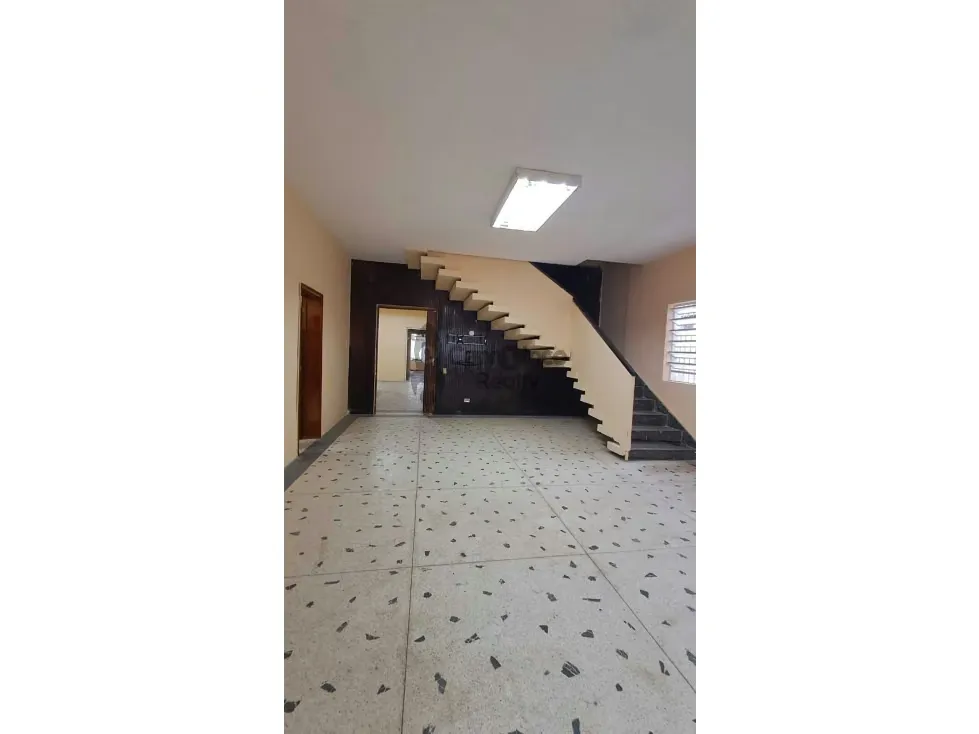 Se vende excelente terreno comercial con casa cerca d éxito Av Bolivar - 21