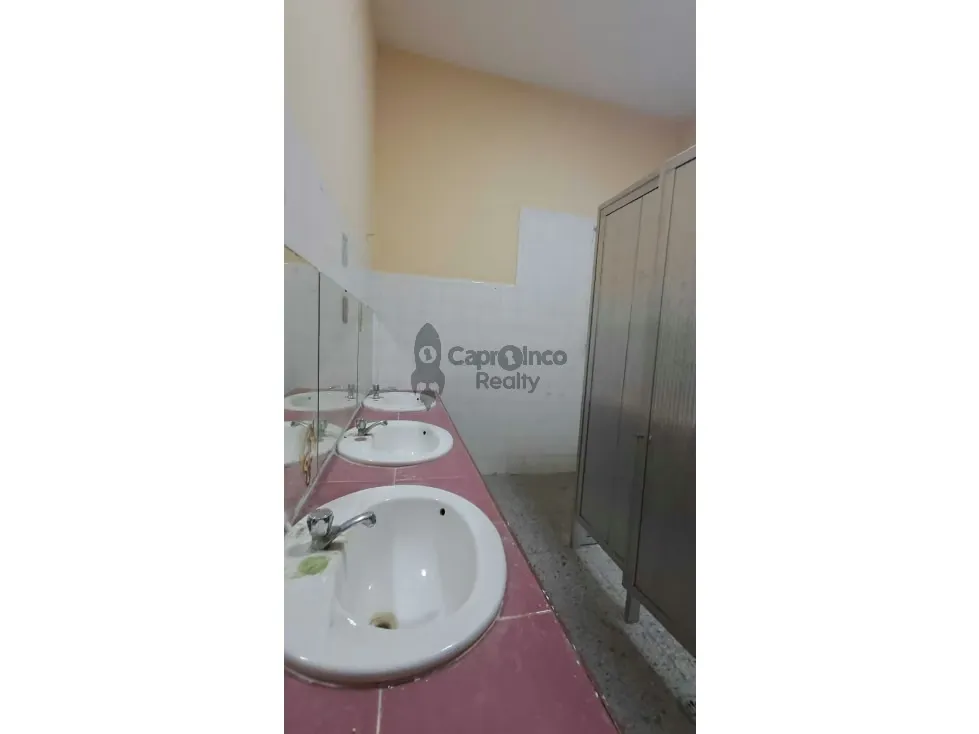Se vende excelente terreno comercial con casa cerca d éxito Av Bolivar - 24