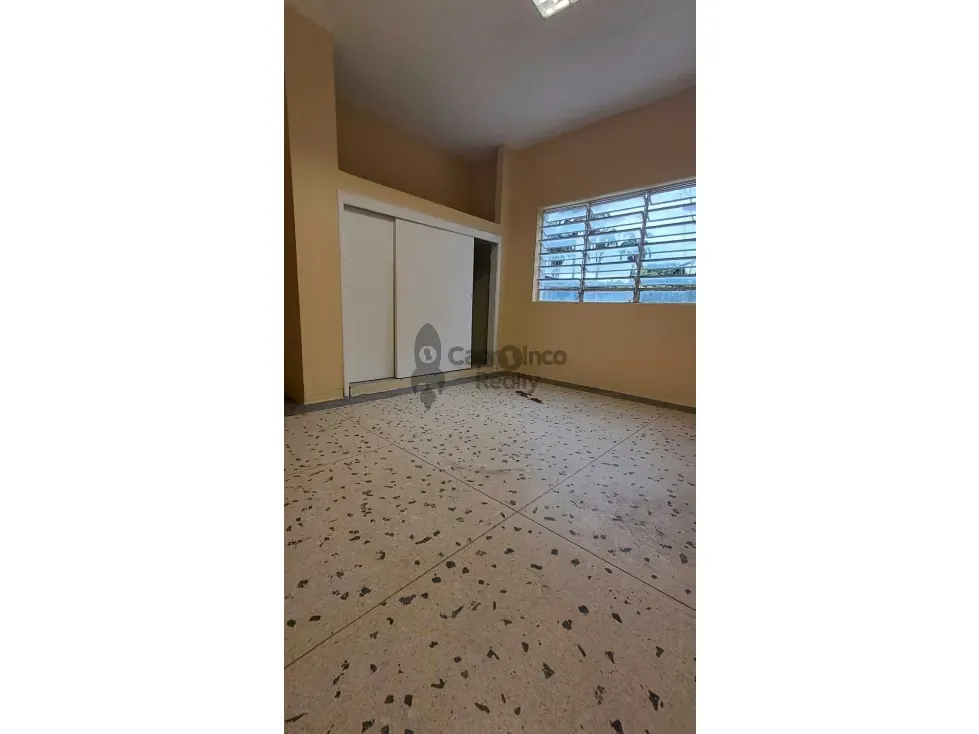 Se vende excelente terreno comercial con casa cerca d éxito Av Bolivar - 26
