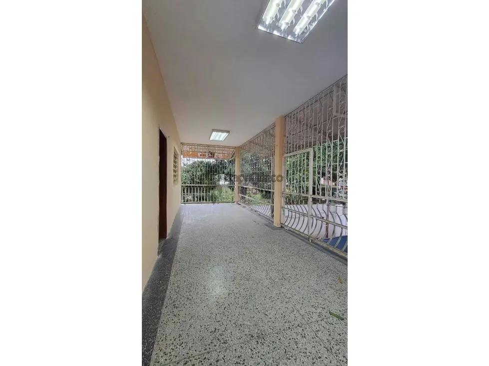 Se vende excelente terreno comercial con casa cerca d éxito Av Bolivar - 27