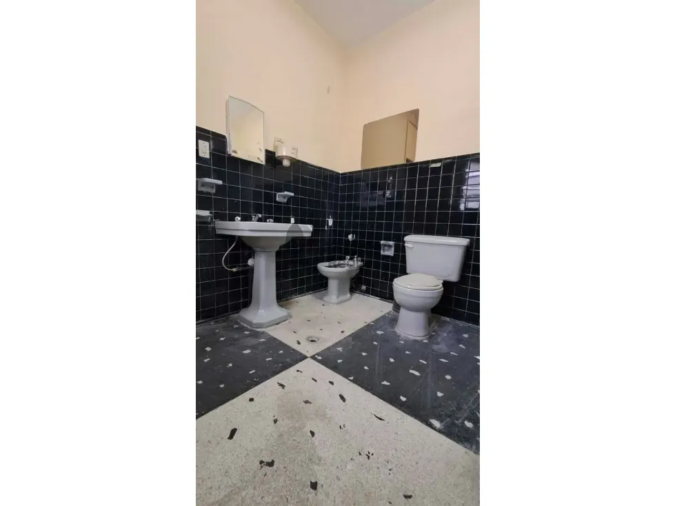 Se vende excelente terreno comercial con casa cerca d éxito Av Bolivar - 28
