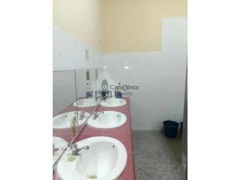 Se vende excelente terreno comercial con casa cerca d éxito Av Bolivar - 10