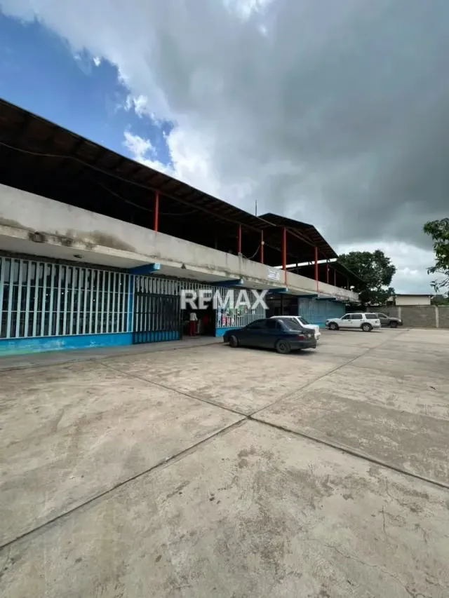 VENTA DE CENTRO COMERCIAL ZONA NORTE SECTOR CARORITA LOCALES OPERATIVOS - 3
