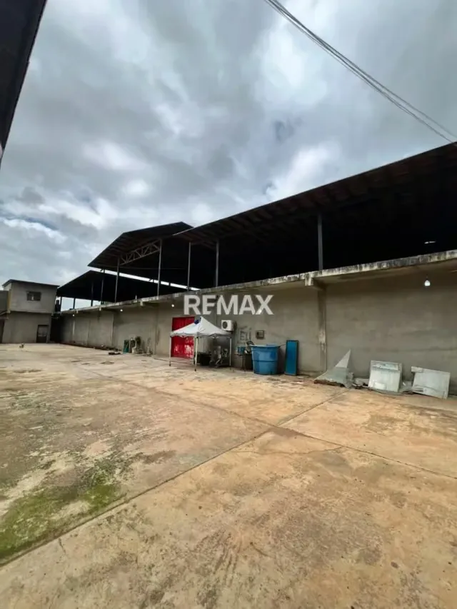 VENTA DE CENTRO COMERCIAL ZONA NORTE SECTOR CARORITA LOCALES OPERATIVOS - 4