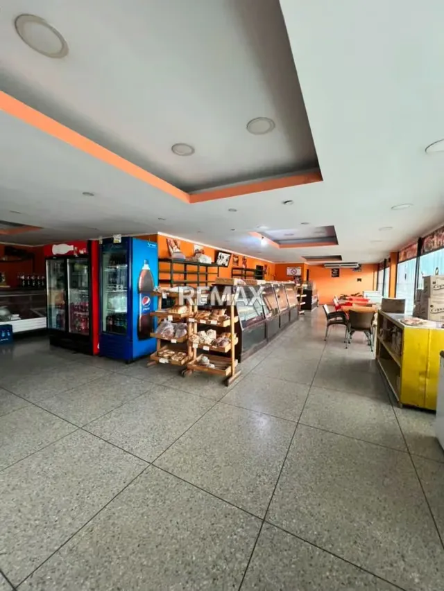 VENTA DE CENTRO COMERCIAL ZONA NORTE SECTOR CARORITA LOCALES OPERATIVOS - 5