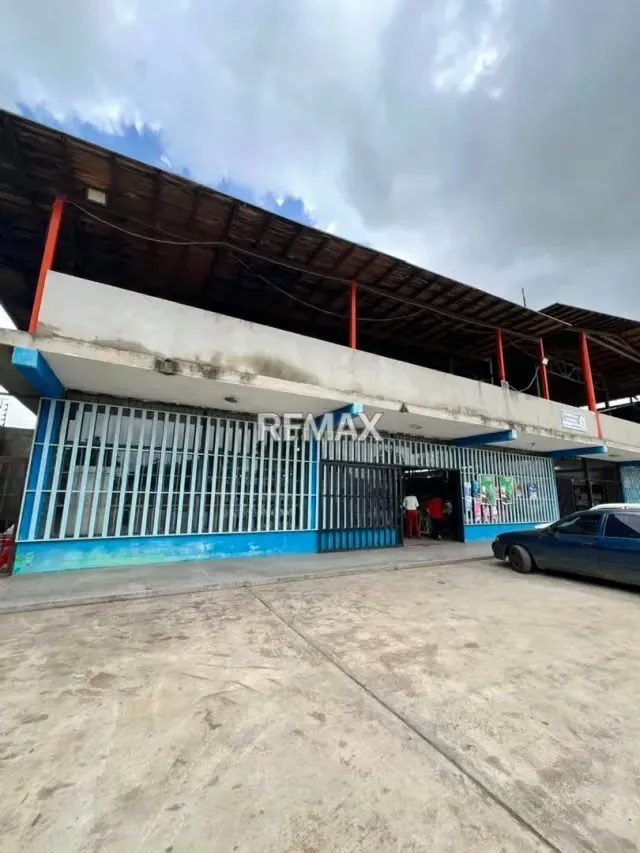 VENTA DE CENTRO COMERCIAL ZONA NORTE SECTOR CARORITA LOCALES OPERATIVOS - 6