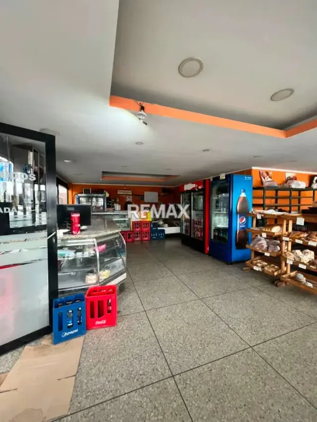 VENTA DE CENTRO COMERCIAL ZONA NORTE SECTOR CARORITA LOCALES OPERATIVOS - 8