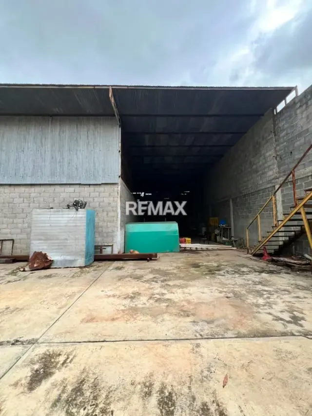 VENTA DE CENTRO COMERCIAL ZONA NORTE SECTOR CARORITA LOCALES OPERATIVOS - 10