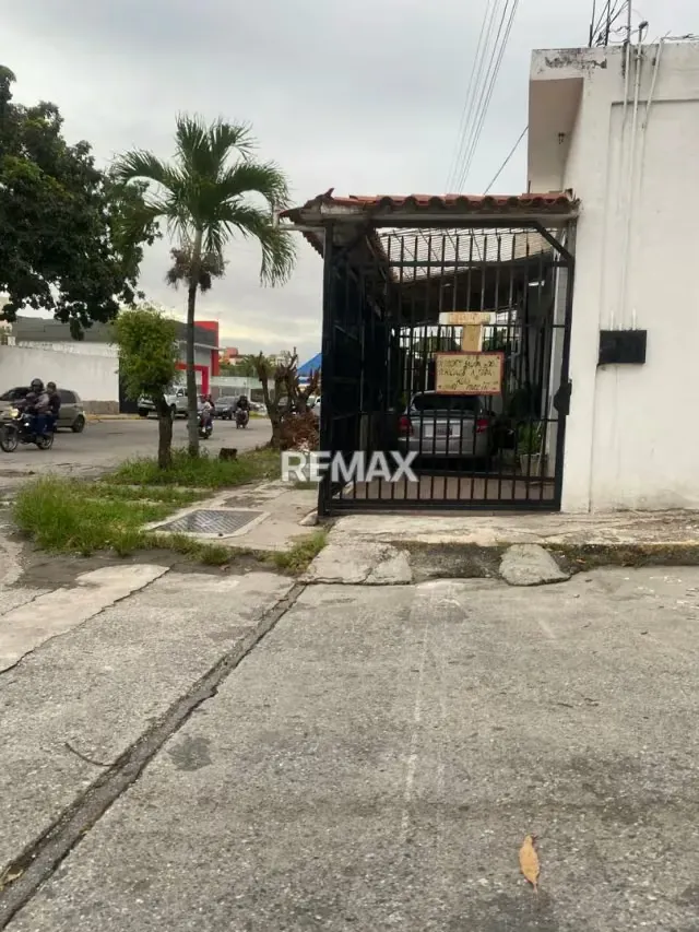 Te ofrecemos en alquiler un local comercial con excelente ubicación. A pie de calle!!! - 2