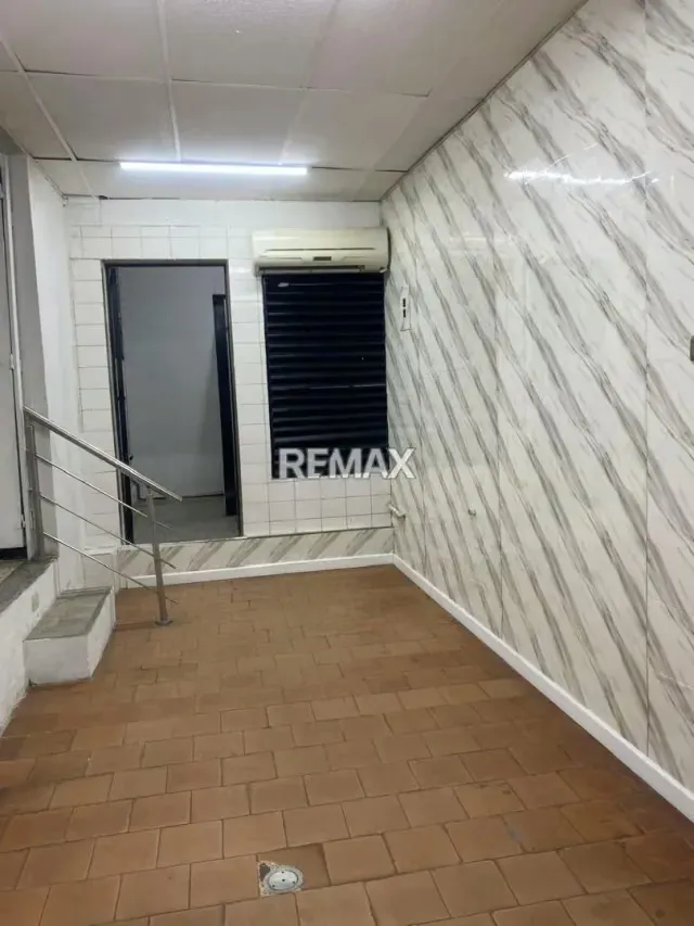 Te ofrecemos en alquiler un local comercial con excelente ubicación. A pie de calle!!! - 3