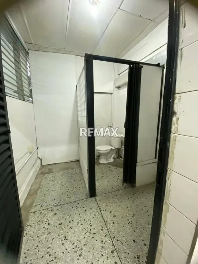 Te ofrecemos en alquiler un local comercial con excelente ubicación. A pie de calle!!! - 6