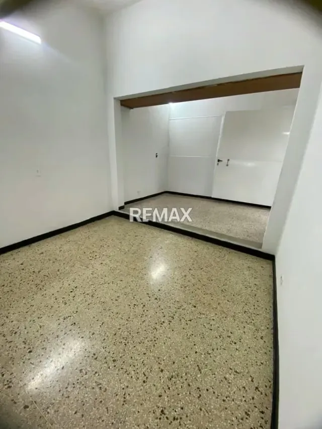 Te ofrecemos en alquiler un local comercial con excelente ubicación. A pie de calle!!! - 7