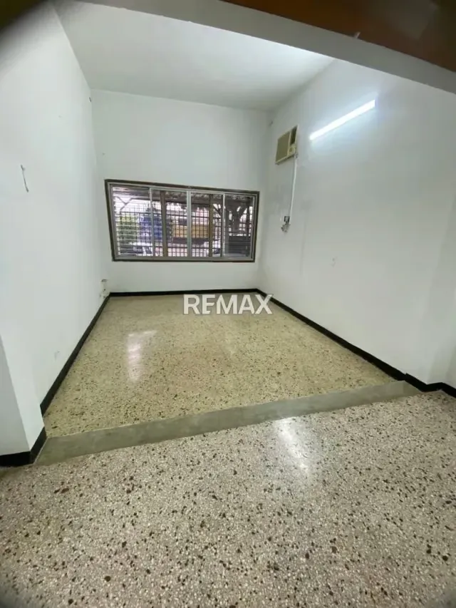 Te ofrecemos en alquiler un local comercial con excelente ubicación. A pie de calle!!! - 8