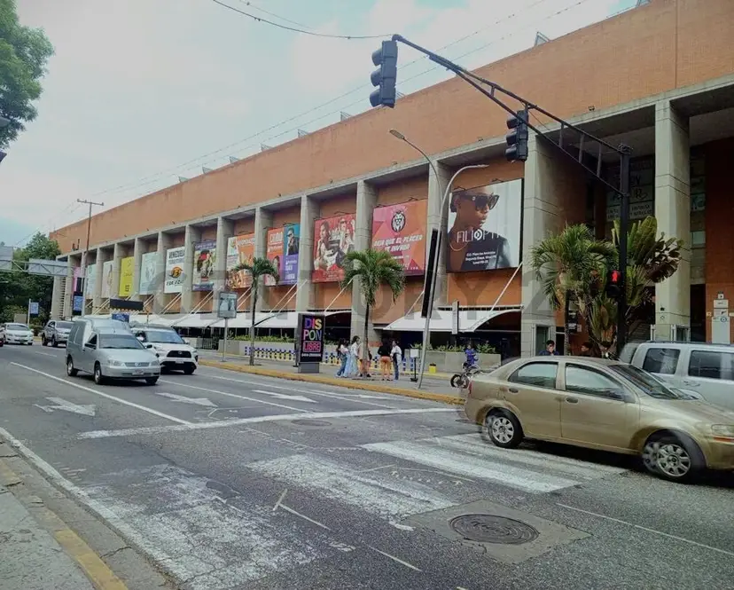 En alquiler local comercial en el C. C.Plaza Las Américas II, municipio Baruta.