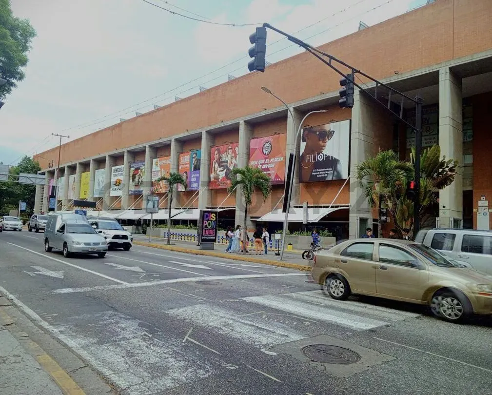 En alquiler local comercial en el C. C.Plaza Las Américas II, municipio Baruta.